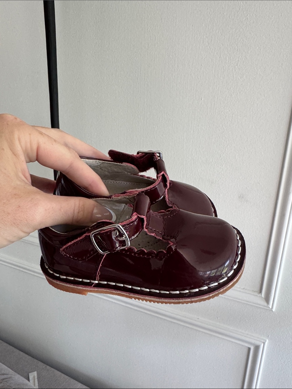 L'Amour Girls Selina Scalloped Patent T-Strap Mary Janes in Burgandy Size 5